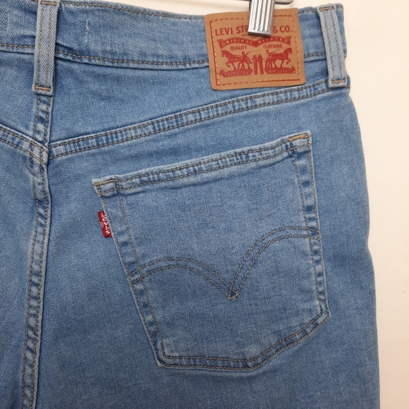 Levi's High Rise Cut-Off Shorts Light Wash Size 32/14 - Picture 5 of 8